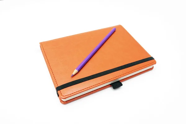 Turuncu defter defter yüzeyine mor kalem ile bir 