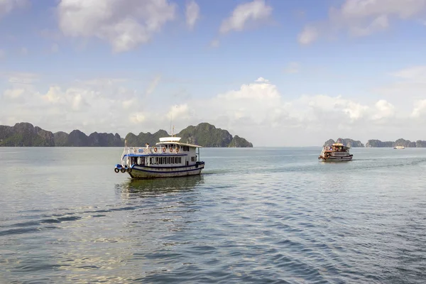Eski yolcu gemilerine Tayland denizde yelken