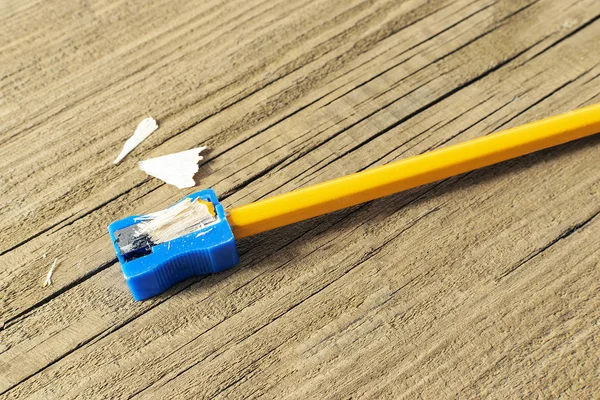 Bir kalem eski bir ahşap masa üzerinde netlik işlemi.
