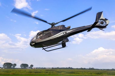 Bir ışık yarar helikopter uçuş sırasında.