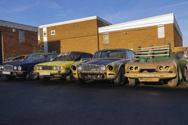 Eski arabalar araba atölye önünde dikiliyorsun