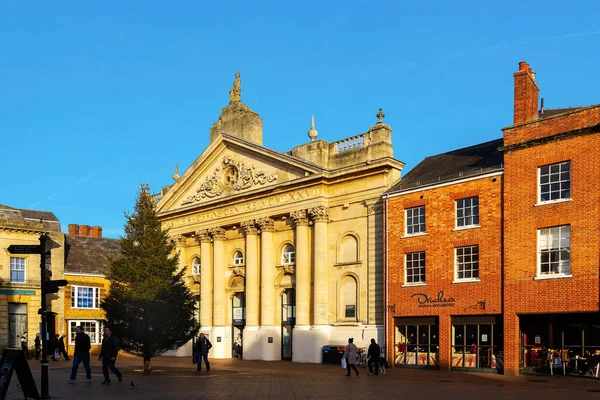  Kale Quay alışveriş merkezi girişinde 