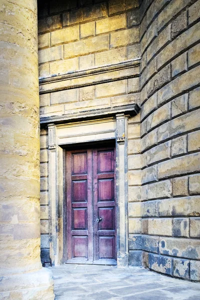 ahşap antika kapı eski bir İngiliz Kilisesi, dikey fotoğraf