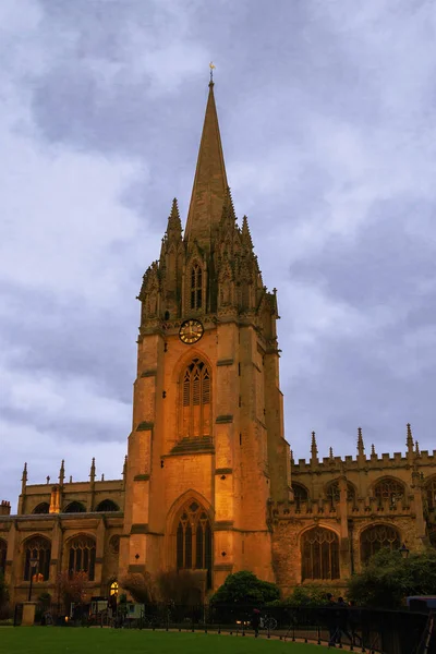 Widok z Uniwersytetu Kościoła z St Mary Dziewicy — Zdjęcie stockowe