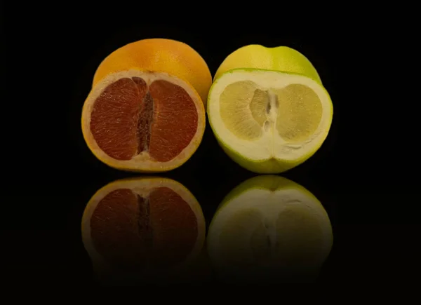 Pomelo Aislado Sobre Fondo Negro Con Camino Recorte — Foto de Stock