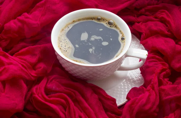 Kubek Biały Gorącej Kawy Parapecie Białym Tle Obok Szalik Zimowe — Zdjęcie stockowe