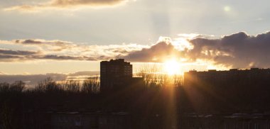 şehirde gün batımı, batan güneş, akşam, bulutlar, mavi gökyüzü, doğa