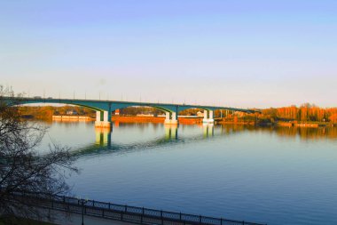 geniş bir nehir üzerinde eliable büyük uzun köprü, bahar zamanı