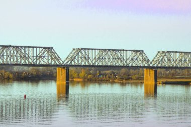 geniş bir nehir üzerinde eliable büyük uzun köprü, bahar zamanı