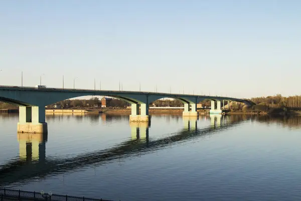 Geniş Bir Nehir Üzerinde Eliable Büyük Uzun Köprü Bahar Zamanı — Stok fotoğraf