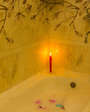 Banyoda Kırmızı mum - dekor ve dinlenme zor bir günün ardından