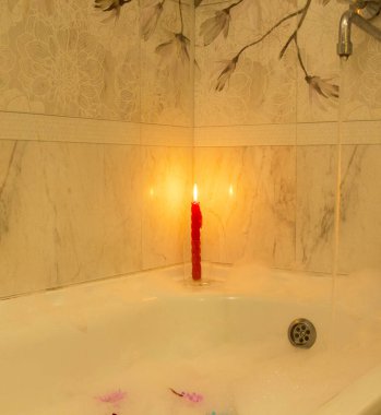 Banyoda Kırmızı mum - dekor ve dinlenme zor bir günün ardından