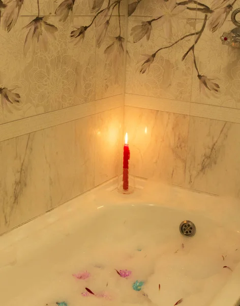 Bougie Rouge Dans Salle Bain Décor Repos Après Une Dure — Photo