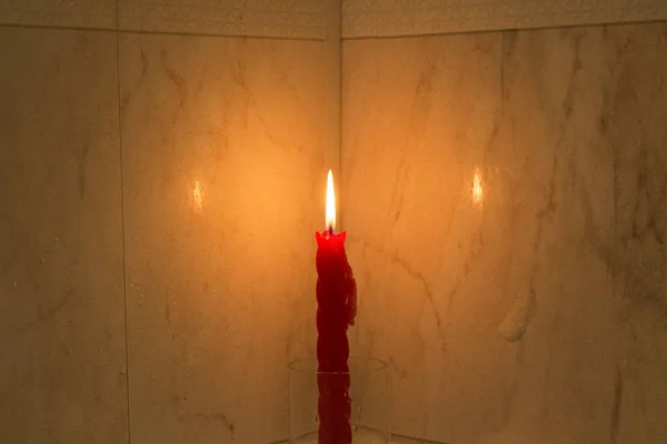 浴室中的红蜡烛 经过辛苦一天的装饰和休息 — 图库照片