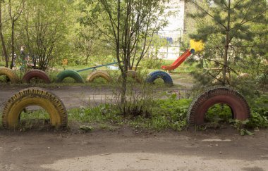 eski araba lastikleri çiçek yatak, çitler olarak kullanılabilir ve sadece