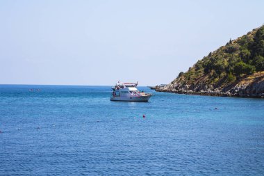 Mavi denize ve mavi gökyüzüne karşı beyaz yat. Akdeniz'de dinlenin. . Yaz, Güneşli gün 