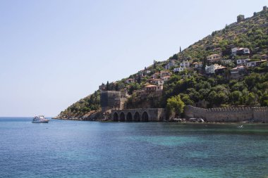 Akdeniz, dağ ve gökyüzü. Türkiye'de tatil, Alanya. Yaz, Güneşli gün 