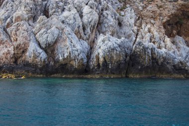 Beyaz kayalıklar ve parlak mavi Akdeniz. Türkiye'de Akdeniz'de dinlenin. Yaz, Güneşli gün