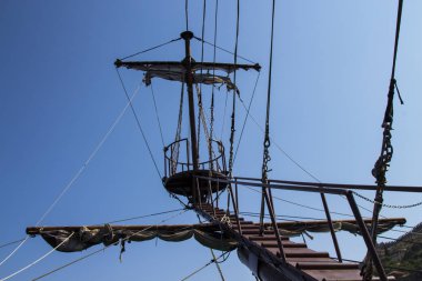 Geminin direği gökyüzüne. Başarının sembolü, yükseklik. Yaz aylarında Akdeniz'de dinlen, Güneşli bir gün 