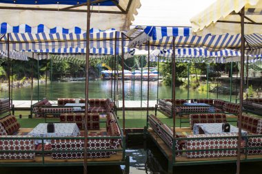Sudaki kafe. Bir dağ nehrinin yatağında gazebolar. Türk Restoranları