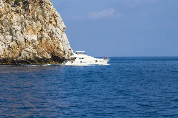 Iate Branco Contra Mar Azul Céu Azul Descanse Mar Mediterrâneo — Fotografia de Stock