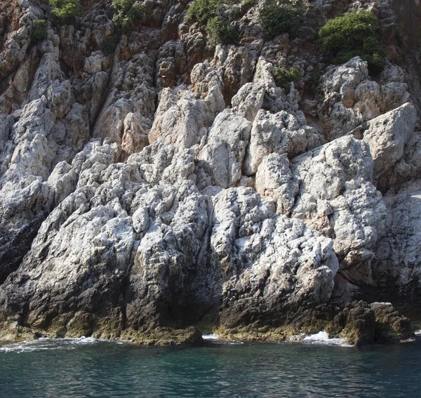 白い崖と明るい青い地中海 トルコの地中海で休む 晴れた日 — ストック写真