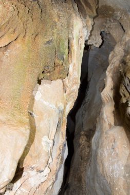 Alanya dağlarında antik mağara, Türkiye. Güzel sarkıt ve dikitler. Dangerou