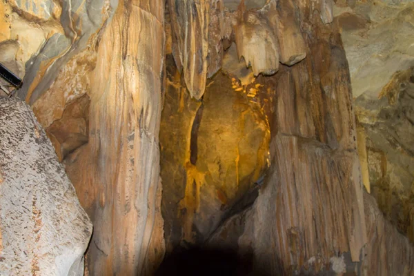 Alanya dağlarında antik mağara, Türkiye. Güzel sarkıt ve dikitler. Dangerou