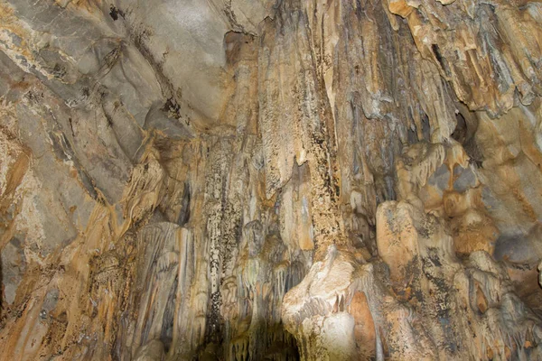 Alanya dağlarında antik mağara, Türkiye. Güzel sarkıt ve dikitler. Dangerou