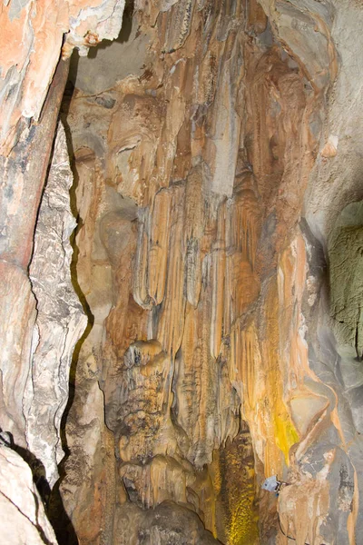 Alanya dağlarında antik mağara, Türkiye. Güzel sarkıt ve dikitler. Dangerou