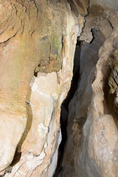 Alanya dağlarında antik mağara, Türkiye. Güzel sarkıt ve dikitler. Dangerou