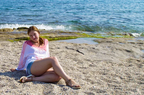 Chica Pantalones Cortos Blusa Blanca Playa Junto Mar Mujer Pelirroja —  Fotos de Stock