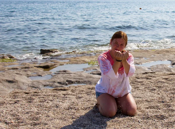 Девушка Шортах Белой Блузке Пляже Моря Рыжая Женщина Песчаном Пляже — стоковое фото