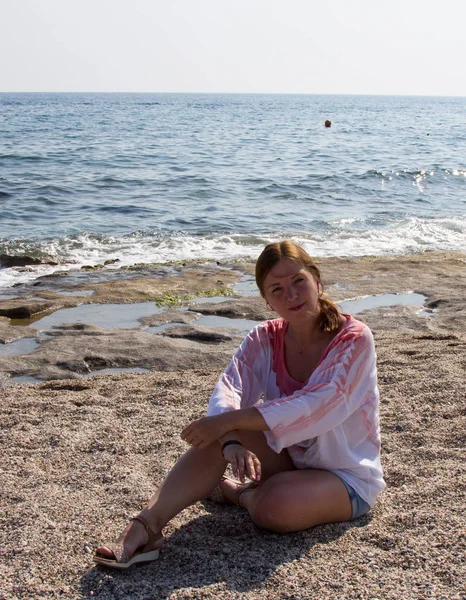 Девушка Шортах Белой Блузке Пляже Моря Рыжая Женщина Песчаном Пляже — стоковое фото