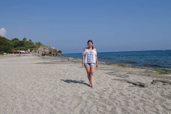 Ragazza Pantaloncini Camicetta Bianca Sulla Spiaggia Donna Dai Capelli Rossi — Foto Stock