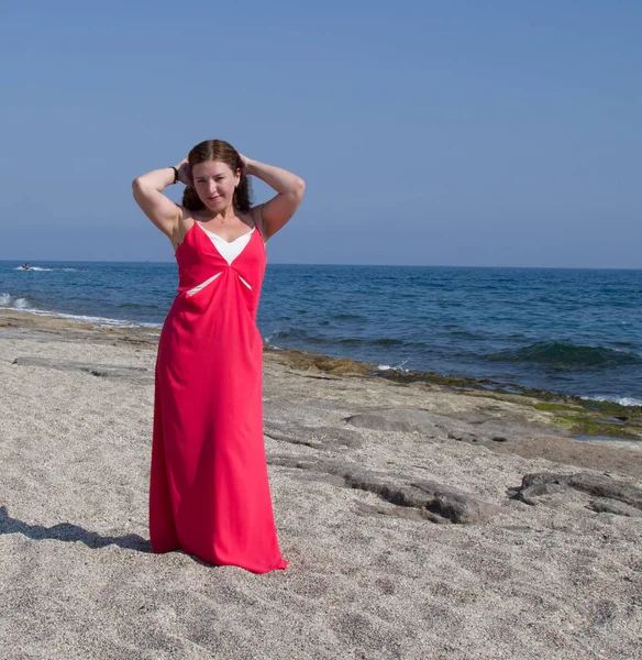 Una Ragazza Con Vestito Scarlatto Vicino Mare Vento Onde Spiaggia — Foto Stock