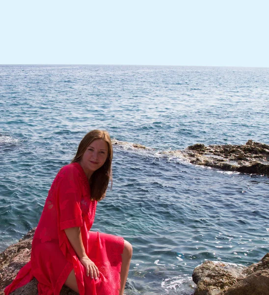 Deniz Kenarında Kırmızı Elbiseli Bir Kız Rüzgar Dalgalar Issız Sahil — Stok fotoğraf
