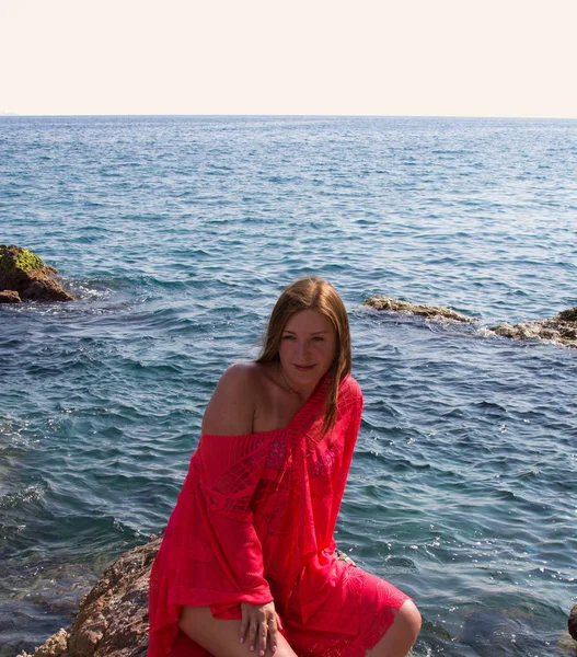 Una Ragazza Con Vestito Scarlatto Vicino Mare Vento Onde Spiaggia — Foto Stock