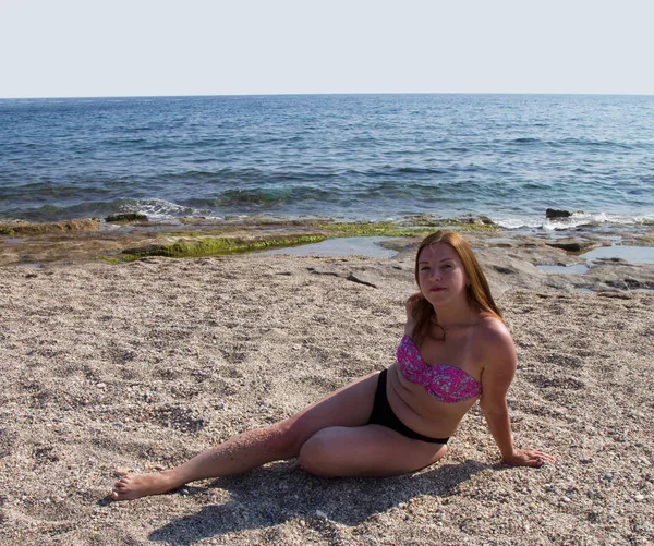 Chica Traje Baño Playa Junto Mar Mujer Pelirroja Una Playa —  Fotos de Stock