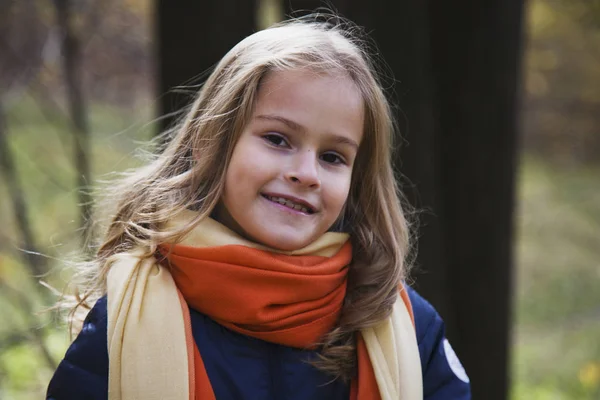 Schönes Mädchen Mit Langen Blonden Haaren Herbstpark Braunäugiges Mädchen Mit — Stockfoto