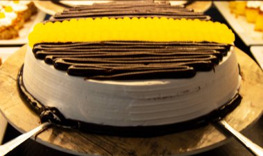 Geniş bir yelpazede oryantal tatlılar, pastalar, baklava, Türk tatlısı badem, kaju ve fıstık tabakta.