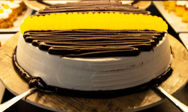 Geniş bir yelpazede oryantal tatlılar, pastalar, baklava, Türk tatlısı badem, kaju ve fıstık tabakta.