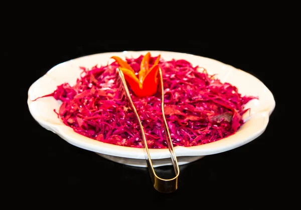 Comida de catering, ensalada en un plato blanco, buffet —  Fotos de Stock