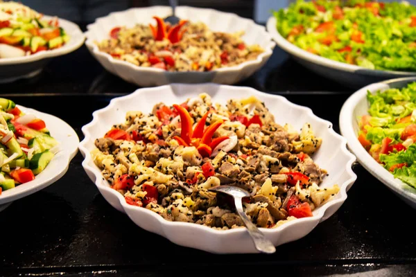 Comida de catering, ensalada en un plato blanco, buffet —  Fotos de Stock