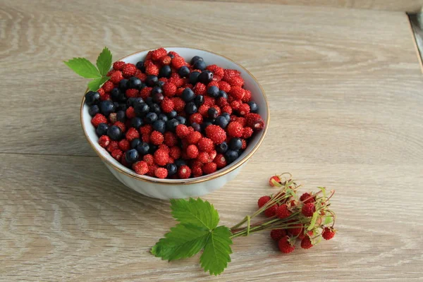 Strawberries Blueberries White Ceramic Plate Wooden Table — Stock Photo, Image