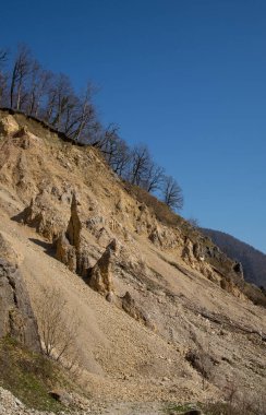 Güneşli bir günde mavi gökyüzüne karşı dağlarda kumtaşı