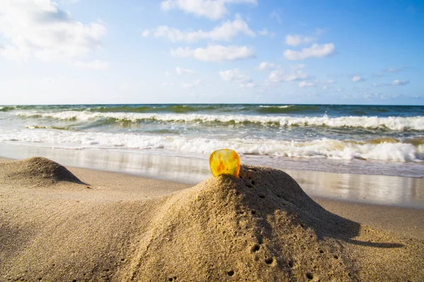 Ambra Nella Sabbia Sullo Sfondo Onde Marine Cielo — Foto Stock
