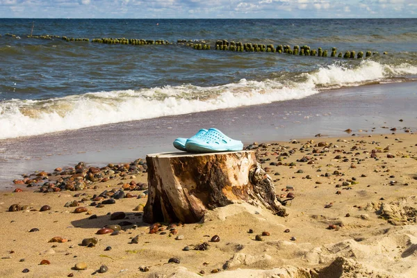 Coppia Infradito Blu Sandalo Sulla Spiaggia Attributo Vacanza Ora Legale — Foto Stock