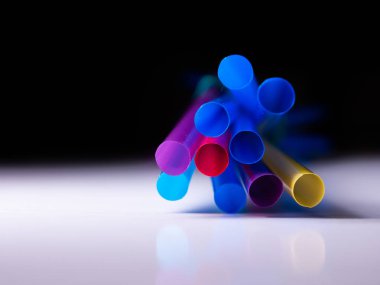 Arka plandaki plastik tüpler.