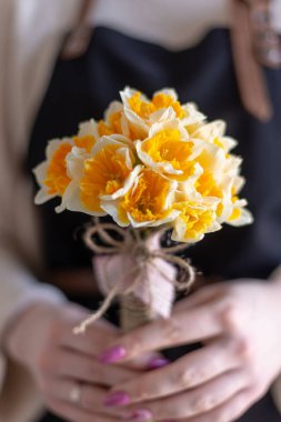 görüntü gri bir arka plan üzerinde onun elinde bir çiçek tutan bir kız